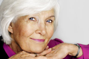 Frau lächelt in die Kamera