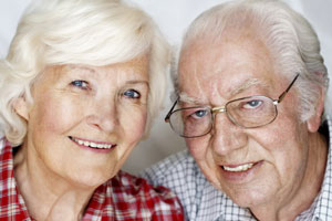 Paar lächelt in die Kamera